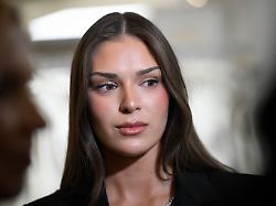 sarah dzafce ehemalige miss finnland bei einer pressekonferenz der organisation miss finnland sie verliert ihren titel infolge eines rassismus skandals