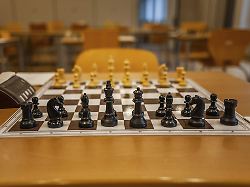 schachfiguren auf einem schachbrett schachuhr leoben steiermark oesterreich