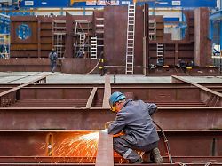 schiffbauer arbeiten an kuenftigen schiffen