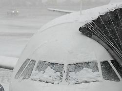 schnee bedeckt die fenster eines flugzeugs das am john f kennedy international airport an einem gate steht