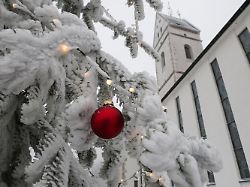 schnee liegt an heiligabend rund um den berg bussen und seiner wallfahrtskirche st