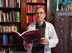 seit mehr als 20 jahren ist der koelner kriminalbiologe mark benecke in wissenschaftlichen forensik aktiv