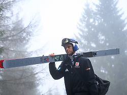 ski nordisch skispringen weltcup grossschanze maenner probedurchgang andreas wellinger aus deutschland auf dem weg zur schanze