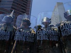 soldaten der kalifornischen nationalgarde stehen wache vor dem roybal federal building seit tagen wird in kalifornien gegen operationen der us einwanderungsbehoerde ice protestiert