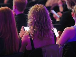 station digitalmesse re publica tag 2 junge leute sitzen mit smartphone im publikum