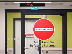 steriler op bereich und zutritt nur fuer befugtes personal stehen an einer tuer zum operationssaal in der rettungsstelle vom vivantes auguste viktoria klinikum