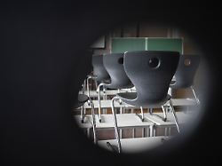 stuehle und eine tafel sind in einem schulraum des moerike gymnasiums zu sehen