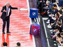 svetislav pesic headcoach fc fc bayern munich gestikuliert in richtung der bank easycredit basketball bundesliga bundesliga fc fc bayern munich vet concept gladiators trier muenchen sap garden am 28 12