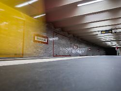 symbolbild zum thema bvg eine u bahn faehrt ein in die haltestelle alexanderplatz in berlin 17 12 2025