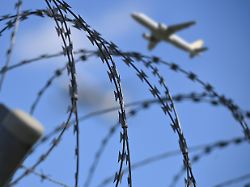 symbolfoto abschiebung abgewiesener asylanten fluechtlinge migranten