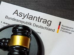 symbolischer asylantrag und richterhammer