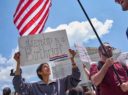 tanjam jacobson aus silver spring haelt vor dem supreme court dem obersten gerichtshof der usa in washington ein schild mit der aufschrift citizenship is a birthright