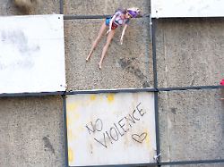 teil der wall of dolls informelles mahnmahl fa r die opfer von gewalt gegen frauen