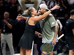 tennis battle of the sexes aryna sabalenka belarus nick kyrgios australien coca cola arena aryna sabalenka und nick kyrgios umarmen sich am netz nach dem battle of the sexes match