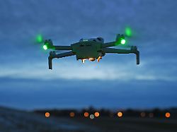 themenfoto vermehrt stoeren drohnen die sicherheit deutscher flughaefen und kasernen drohne im flug