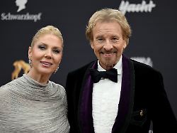 thomas gottschalk und seine frau karina kommen zur 77 bambi verleihung in den bavaria filmstudios ueber den roten teppich gottschalk hat in einem interview ueber eine krebserkrankung gesprochen