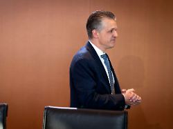 thorsten frei in der 24 sitzung des bundeskabinetts im bundeskanzleramt berlin 19 11