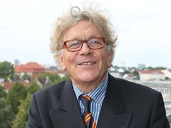 tommi piper der deutsche schauspieler synchronsprecher und saenger bei der vorstellung zweier neuer kinder fernsehformate des bayerischen rundfunks am 16 08