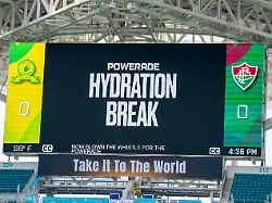 trinkpause auf der anzeigetafel hyradtion break fifa club world cup mamelodi sundowns fc fluminense fc 25 06