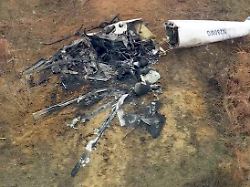 truemmer eines hubschraubers sind zu sehen nachdem zwei hubschrauber in hammonton new jersey abgestuerzt sind