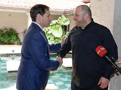 us aussenminister marco rubio l und rustem umerow minister fuer nationale sicherheit der ukraine reichen sich vor einer gemeinsamen pressekonferenz die hand