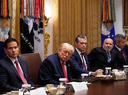 us praesident donald trump m nimmt an einer kabinettssitzung im weissen haus neben us aussenminister marco rubio 2 v l und us verteidigungsminister pete hegseth mitte r teil