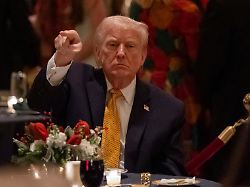 us praesident donald trump gestikuliert beim weihnachtsabendessen in seinem club mar a lago in palm beach florida