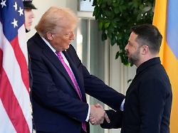 us praesident donald trump l begruesst den ukrainischen praesidenten wolodymyr selenskyj vor dem weissen haus