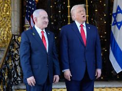 us praesident donald trump r begruesst den israelischen ministerpraesidenten benjamin netanjahu in seinem club mar a lago