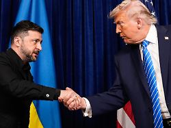 us praesident donald trump r und wolodymyr selenskyj praesident der ukraine geben sich zu beginn einer gemeinsamen pressekonferenz nach einem treffen in trumps mar a lago club die hand