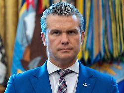 us verteidigungsminister pete hegseth hoert zu als praesident trump waehrend der verleihung der mexican border defense medal im oval office des weissen hauses spricht