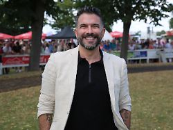 us amerikanischer popsaenger marc terenzi zu besuch beim renntag auf der galopprennbahn magdeburg herrenkrug am 13 07