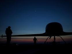 ukrainische soldaten des verteidigungsnachrichtendienstes bereiten den start der langstreckendrohne an 196 ljutyj an einem ungenannten ort in der ukraine vor