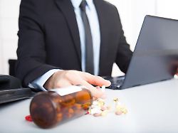 um im job leistungsfaehig zu bleiben greift eine minderheit zu leistungssteigernden medikamenten dahinter steht oft die angst sonst nicht bestehen zu koennen