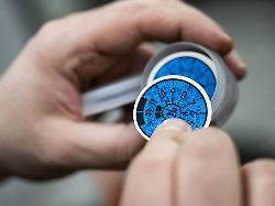 unter anderem die farbe der pruefplakette gibt an wann die naechste hu faellig ist nach orange fuer 2025 folgen blau gelb braun rosa und gruen