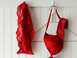 unter dem silvesteroutfit darf es gerne rot sein