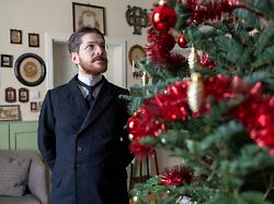 valerio bonanno der weihnachten wie vor 125 jahren feiert betrachtet seinen weihnachtsbaum