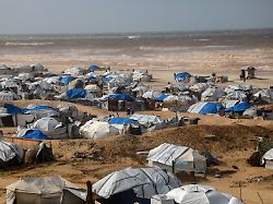 vertriebene palaestinenser in einer provisorischen unterkunft in der naehe von gaza