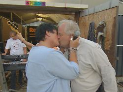 voellig ueberraschend schnappt sich simone frank und gibt ihm einen dicken schmatzer