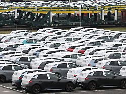 vollelektrische fahrzeuge aus dem volkswagenwerk in zwickau parken nach der produktion im werk die europaeischen autobauer sind auf dem rasch wachsenden weltmarkt fuer vollelektrische autos unter druck