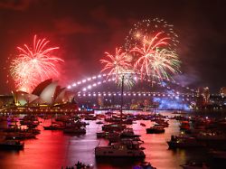 waehrend der silvesterfeierlichkeiten am mrs macquarie s point in sydney war um 21 uhr das feuerwerk calling country ueber dem hafen von sydney zu sehen