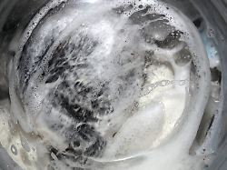 weisswaren im haushalt verschiedene textilien befinden sich zur reinigung in einer waschmaschine