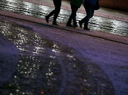 wenn eine eisschicht das kopfsteinpflaster ziert sind stuerze fast schon vorprogrammiert in dem fall ist vor allem eines wichtig abrollen