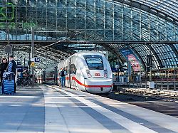 wirtschaft verkehr zugverkehr ice zug zuege am berliner hauptbahnhof bahnhofshalle gleisen gleise