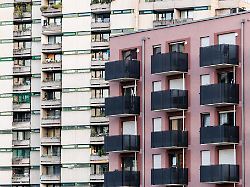 wohnhaeuser mit zahlreichen balkonen sind am 25 07 2025 in nuernberg bayern zu sehen