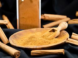 zimtstangen und zimtpulver cinnamon sticks and cinnamon powder blws712234 cinnamon sticks and cinnamon powder cinnamon sticks and cinnamon powder blws712234 copyright xblickwinkel steidix