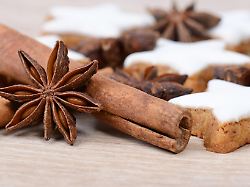 zimtsterne zimtsterne traditionelle deutsche weihnachtsplaetzchen lebkuchen mit anisgewuerz fuer die winterfeiertage