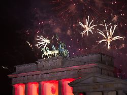 zum jahreswechsel wird vor dem brandenburger tor ein riesiges feuerwerk abgefeuert