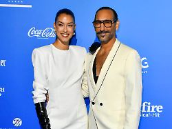 abb mtsdoubtfire rebecca mir mit massimo sinato zu gast auf dem blauen teppich bei der premiere mrs doubtfire der neue musical hit im capitol theater am 06 11