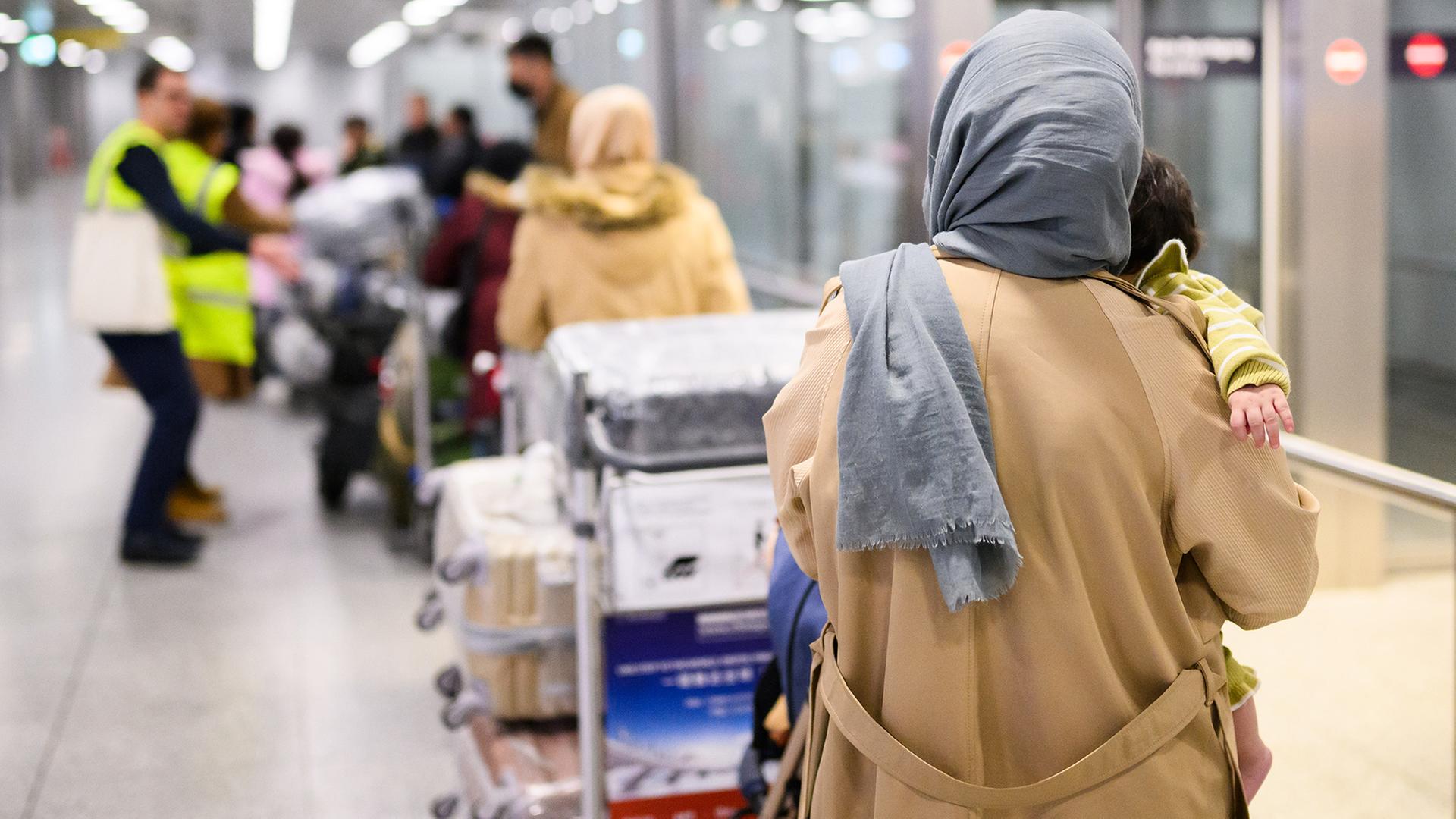 afghaninnen afghanen flughafen hannover 102